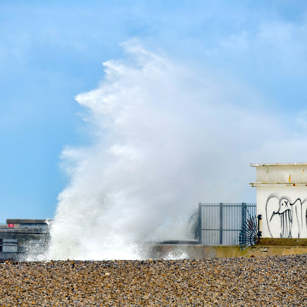 Avec #grandesmarées et #tempetepierrick💨, la mer se donne en spectacle à #Dieppe.😍La combinaison des 2⃣phénomènes naturels a donné lieu aujourd'hui à d'incroyables scènes sur la jetée🚨comme sur les quais avec des vagues🌊impressionnantes et des bateaux ⛵️à hauteur de pied.😮