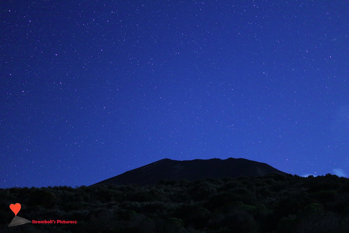 Caratteristico paesaggio notturno dell'isola di #Stromboli, isole #Eolie.
----------------------------------------------------------
Characteristic night landscape of the island of #Stromboli, #Aeolian Islands.