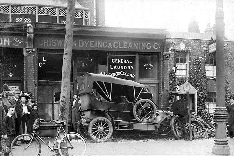A photograph of a Car crash on Chiswick High Rd taken in 1911