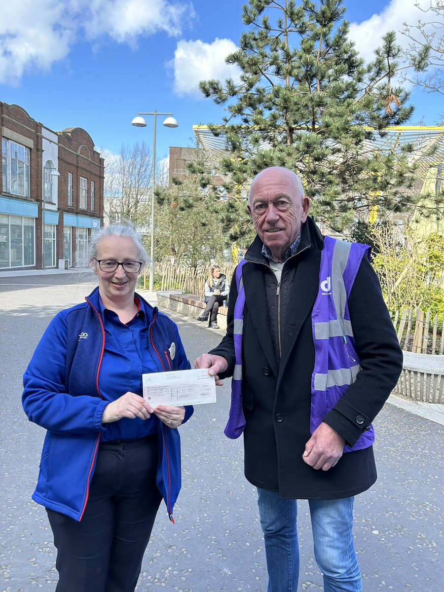 Many thanks to Tesco Dún Laoghaire for a generous donation of 617 euros from the blue token collection. Deirdre from Tesco handing over cheque to Brian @TescoIrl