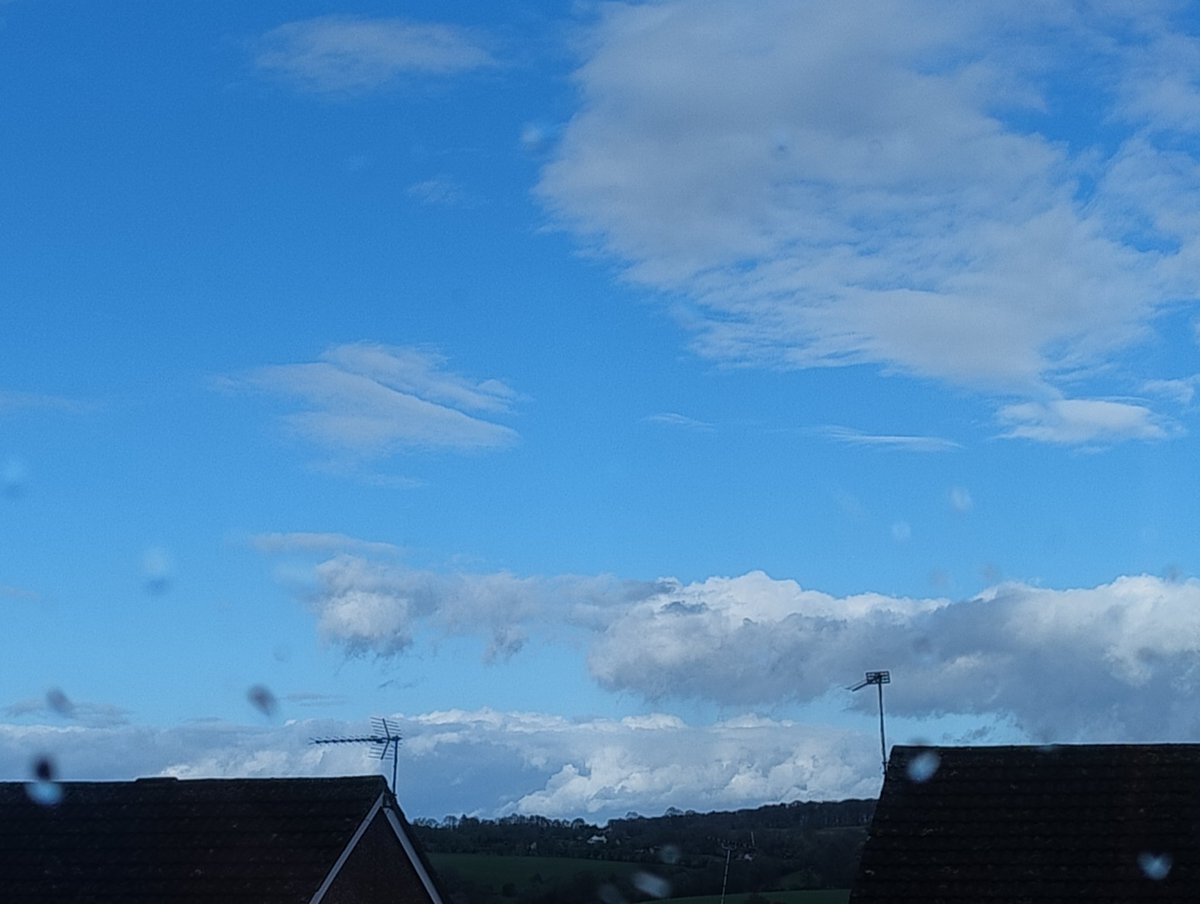 @DaveThroup Beautiful blue skies in Bromyard ...
Looks stormy over stourport way