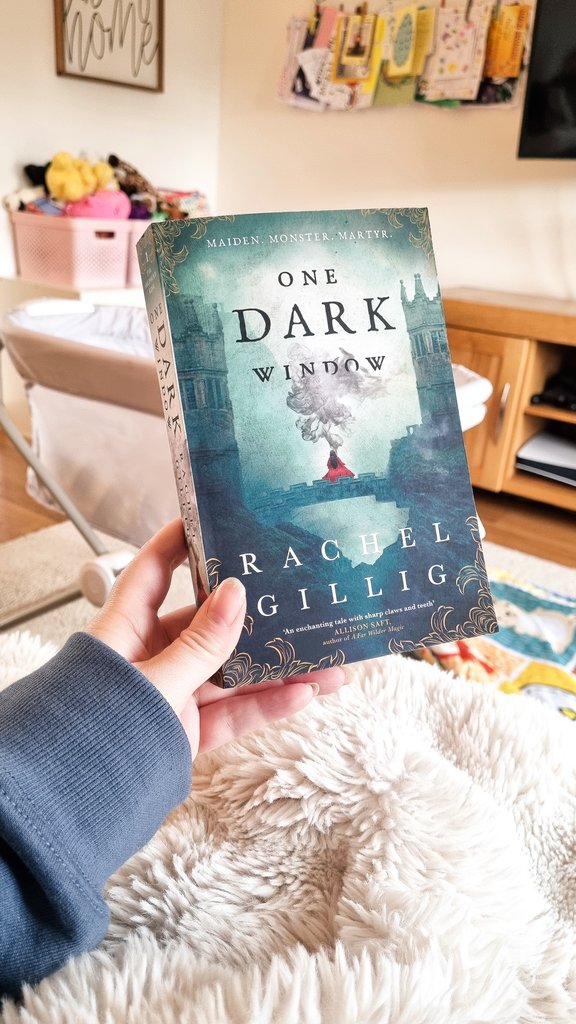 Roxie | The Bookish Bluebird tweet media