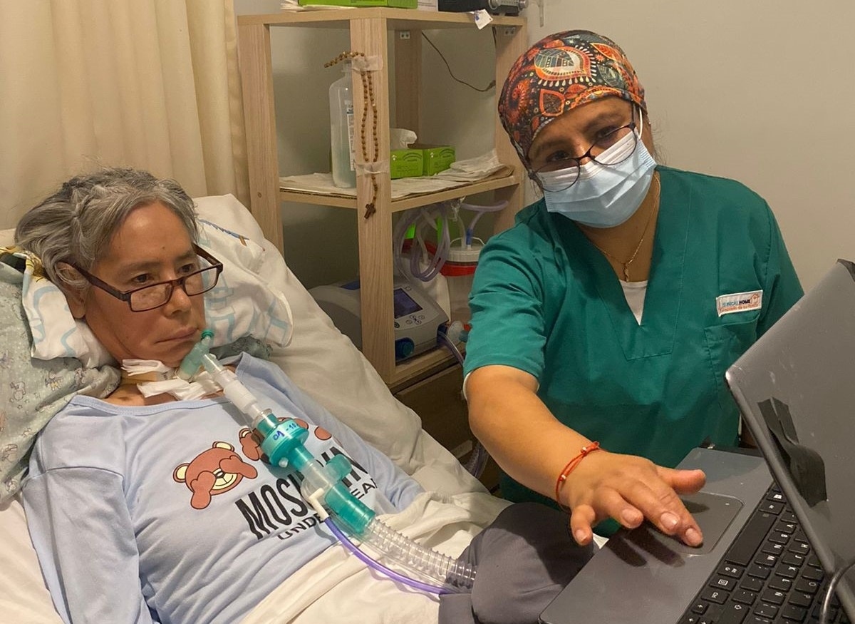 Ojo_Publico's tweet photo. 📍María Benito, paciente con esclerosis lateral amiotrófica, lucha desde abril de 2023 por una #MuerteDigna, a través del rechazo a un tratamiento médico. A pesar del fallo judicial favorable, EsSalud dilata su cumplimiento.
👉https://t.co/Jsi91asHpP👈 https://t.co/4Iv5hM555E