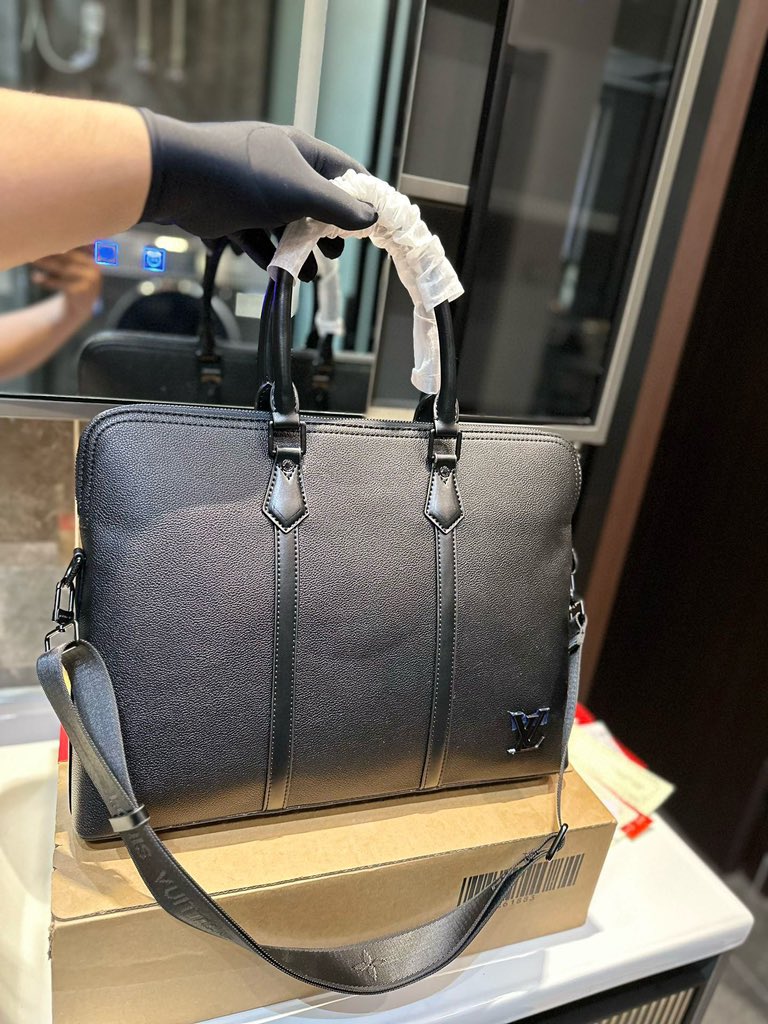 Indispensable computer bag. Love this bag!#lvbag #bags #handbag #style #fashion #yslbag #ysl #lv #burberry
#burberrybag
#hermesbag #diorbag #hermès #dior