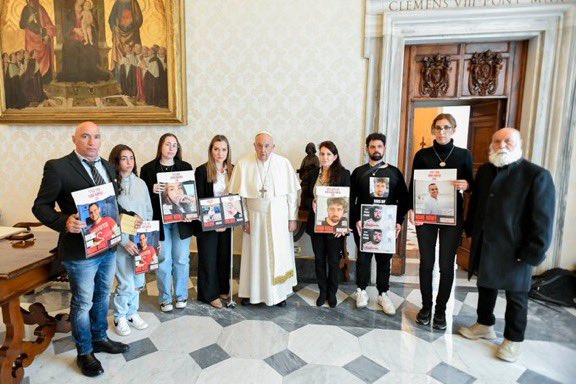 Today @Pontifex had a private audience with the representatives of 5 Israeli families whose relatives were kidnapped by Hamas on October 7. During the meeting, the Pope expressed his closeness to the families who have been living in pain for the past six months. At the same…