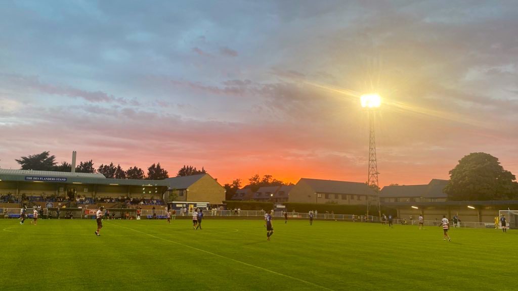 We’re now just over three hours away from kick-off for this evening’s @IsthmianLeague fixture. 👀 Why Imber Court? 🧐 🍔 @FootyScran-approved Hot Food 🗞️ Matchday Programme 📘 Old Programmes 🧷 Pin Badges 🅿️ Free Parking 📸 Picturesque Ground 🎟️ £10/£6/£2 (U18s) 💷 Cash Only