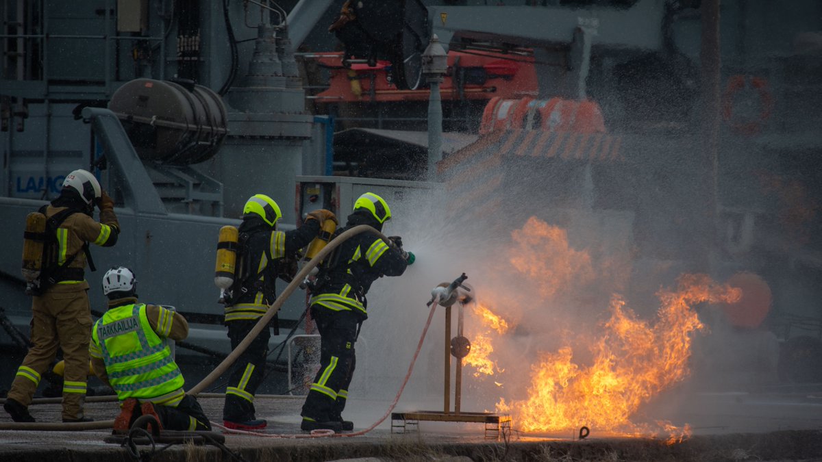 Liekit sauhusivat hallitusti #viranomaisyhteistyö merkeissä 🔥 @Pelastusopisto järjesti CBRN kemikaalisukelluskurssin @rlaivasto ja @rajavartijat henkilöstölle. Antoisa kurssi vahvisti osallistujien kykyä vastata merellisiin ympäristöonnettomuuksiin vaarallisten aineiden osalta.