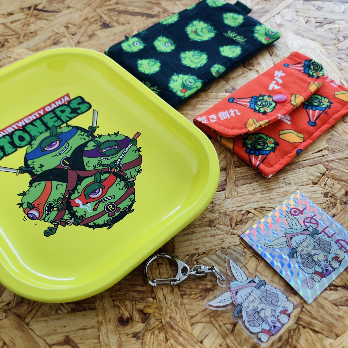 MARDYCOLOR's tweet photo. Happy420‼️プレゼント企画🎁

今年の420イラストはナナチ‼️
非売品のキーホルダーとステッカーを1名様に🥹

オマケでトレーとミニポーチもどうぞ💁‍♀️
(B品になります。ちょい傷あり)

▶️応募方法：リポストandフォロー
▶️応募期限：4／15まで https://t.co/Uohpy7tRHJ