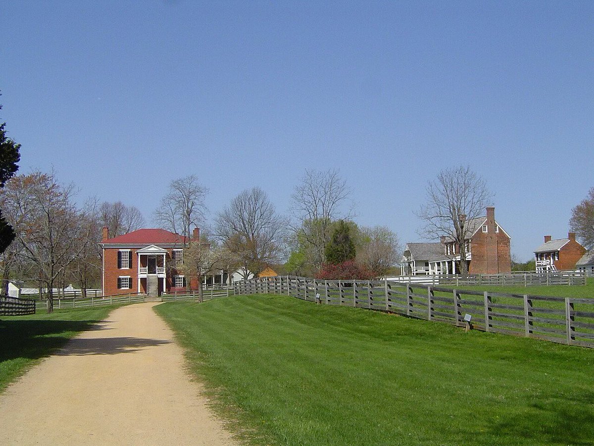 OTD in 1865 CSA General Robert E. Lee surrenders the Army of Northern VA to Union General Ulysses S. Grant at the Appomattox Courthouse, essentially ending the Civil War. After 4 horrific years of fighting, the Union was preserved. We can only hope we can continue 2 do so👏🏻🙏🇺🇸🤔