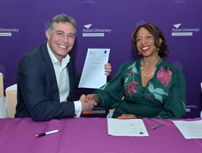 🤝|@AstonUniversity and @thelegacycoe join to support local community in Aston, Lozells & Newtown ✍️The agreement was signed at an event on 8/4 💻The partnership will work with black-owned businesses and train young people in cyber skills 👉tinyurl.com/55sxrwtx #TeamAston