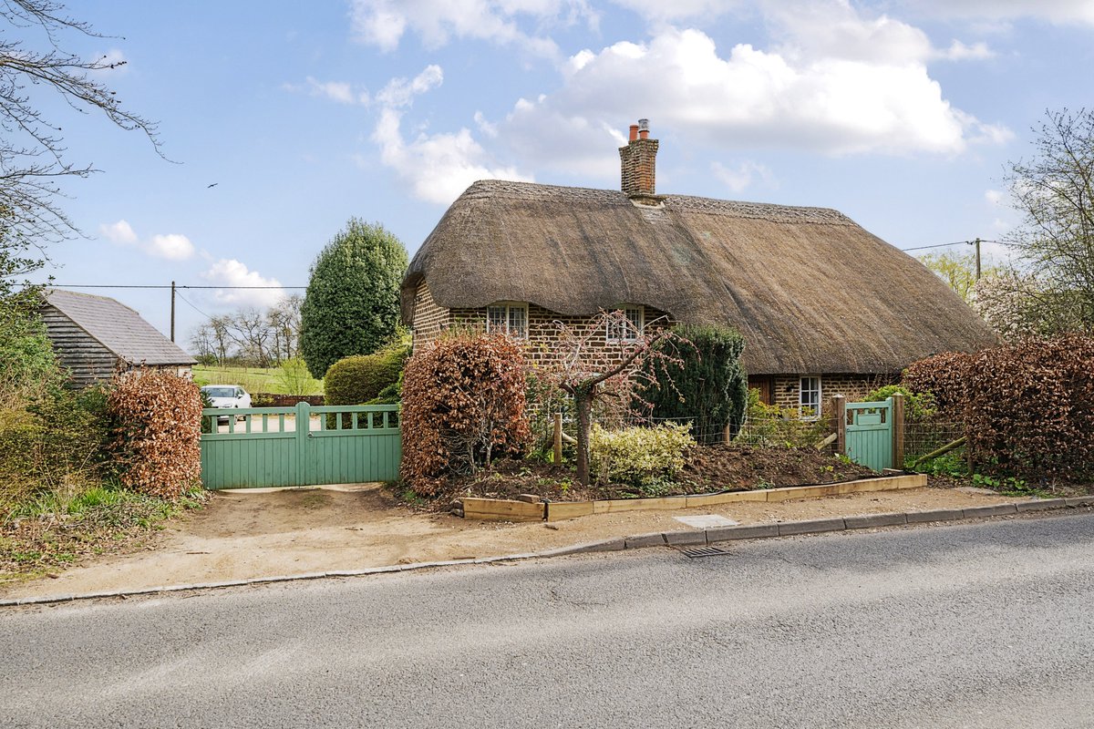 bathandrural's tweet image. New instruction: Originally an old worker's cottage set on the Bowood Estate, this charming two-bedroom thatched Grade II listed home is nestled within well-developed gardens and comes with a double garage and an annexe: fineandcountry.co.uk/bath-estate-ag…