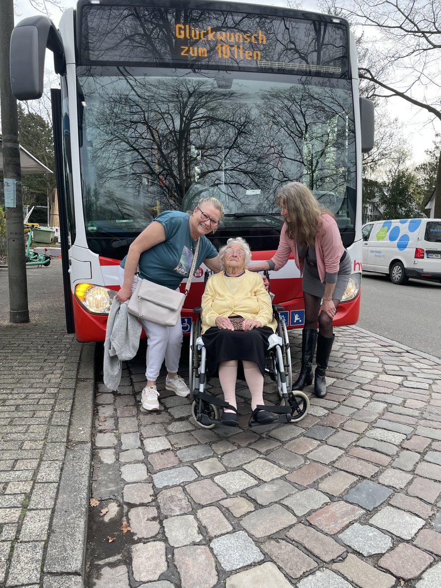 Unsere ehemalige Kollegin Elisabeth Laub ist am Wochenende 101 geworden. Ihr Wunsch zum Ehrentag: Noch einmal im Hochbahnhaus vorbeischauen. Den Bus-Shuttle hat sich #TeamMobilitätswende da natürlich nicht nehmen lassen – happy Birthday! Habt ihr Geburtstagswünsche für sie? ❤️