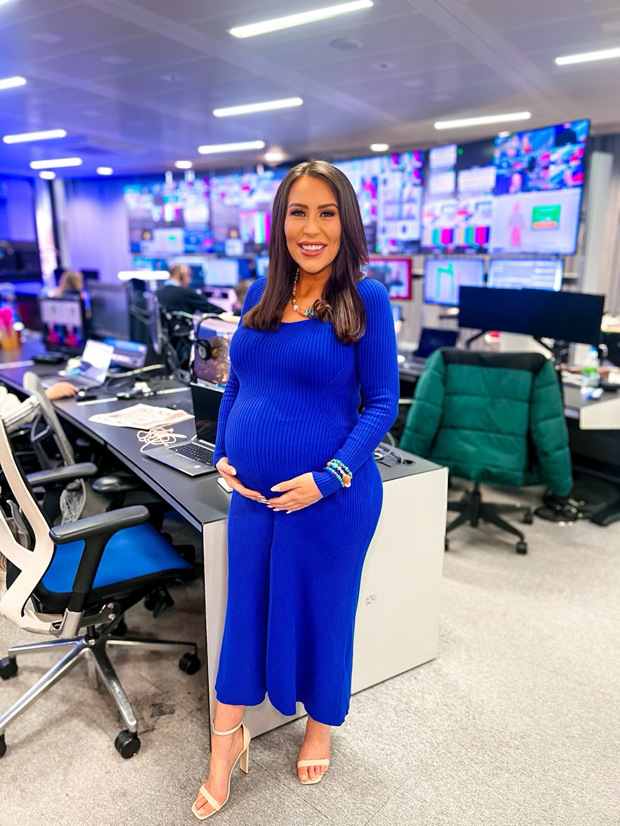 Bumping in blue on the box 💙📺 Loved accidentally twinning with my sister from another mister @IsabelWebster_ & for all our gorgeous chats, as always 👯‍♀️💖 Didn’t manage to get a bump pic with @EamonnHolmes because he was nattering away to the crew, as per 😂🥰