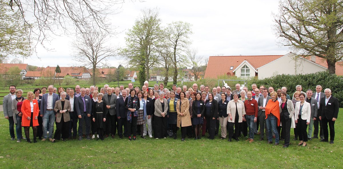 Bevor der @kirchentag_de nach #Hannover kommt, ist er zu Gast in der @EA_Loccum – die Superintendent*innen der 47 Kirchenkreise der @kirchehannovers und weitere kirchenleitende Personen stimmen sich mit Präsidentin @AnjaSiegesmund auf das Event ein. Motto: #MutigStarkBeherzt.