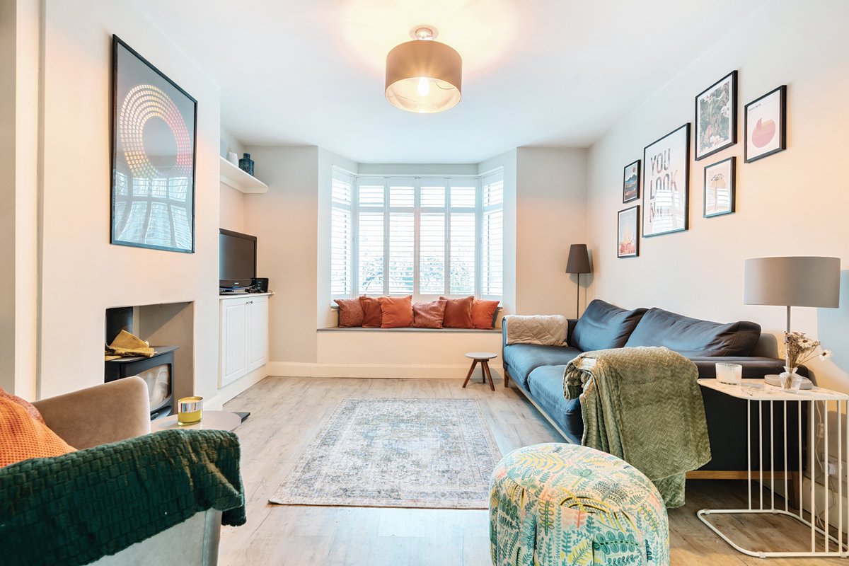 bathandrural's tweet image. New! Built in the 1930s this charming home has undergone a comprehensive top-to-bottom renovation to transform it into a contemporary two-bedroom home with multi-purpose open-plan living areas: fineandcountry.co.uk/bath-estate-ag…