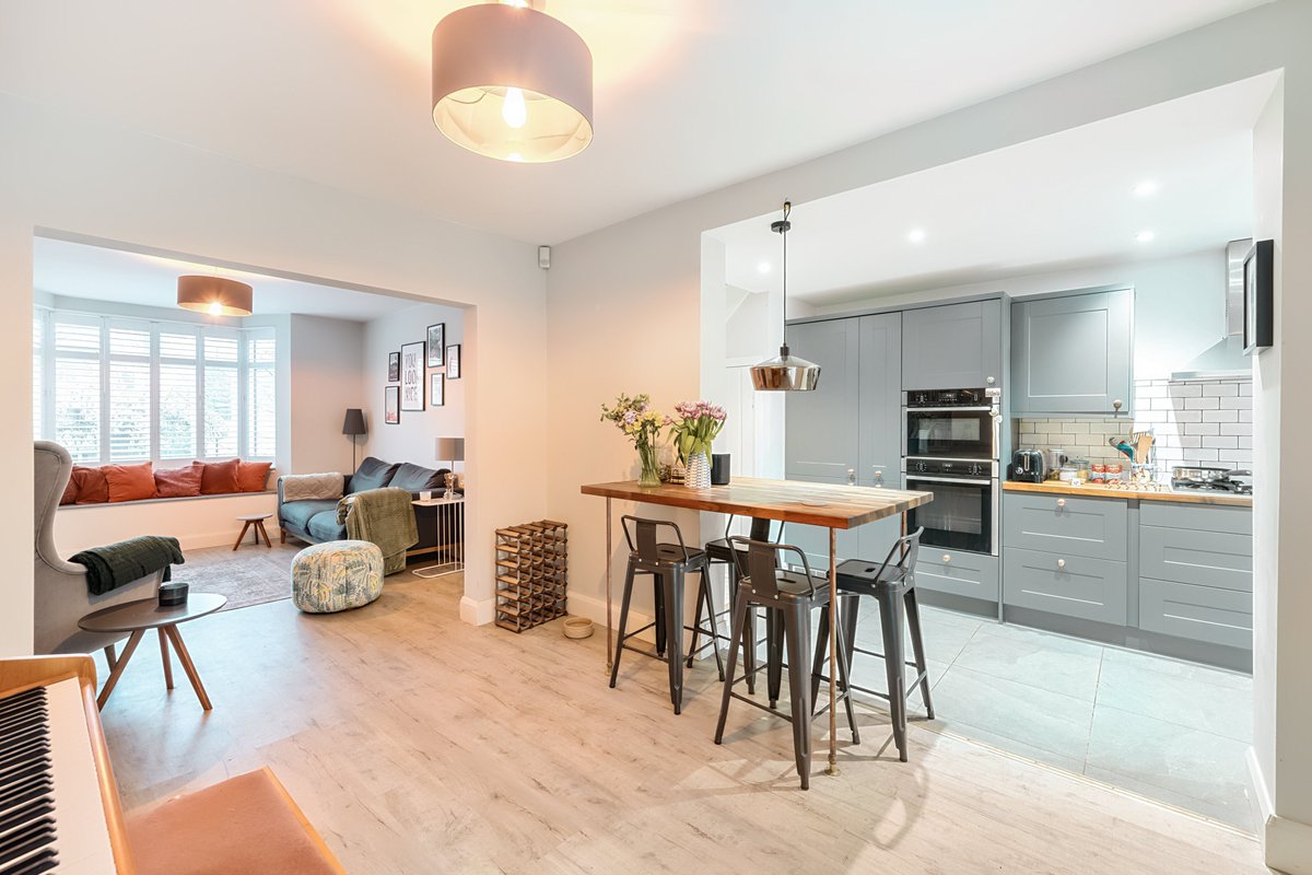 bathandrural's tweet image. New! Built in the 1930s this charming home has undergone a comprehensive top-to-bottom renovation to transform it into a contemporary two-bedroom home with multi-purpose open-plan living areas: fineandcountry.co.uk/bath-estate-ag…