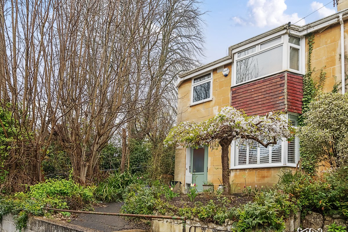 bathandrural's tweet image. New! Built in the 1930s this charming home has undergone a comprehensive top-to-bottom renovation to transform it into a contemporary two-bedroom home with multi-purpose open-plan living areas: fineandcountry.co.uk/bath-estate-ag…