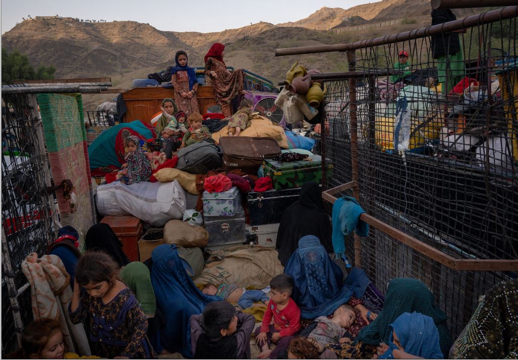 This is the Eidi that our ‘responsible’ neighbor #Pakistan is giving. 
It is preparing to evict 1000s of #AfghanRefugees.

Every refugee dreams of returning to their home – the homeland. But currently, #Afghanistan is not like home. 1/3
@Mariamistan
@StephanAJensen 
@a_siab