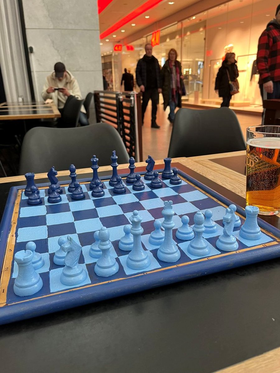 Härlig DIF-dag igår! Men lite snål publiksiffra, bara 22500. Det kan ha berott på att ♟️DIF Schack♟️ inte hade någon samling innan och många därför valde att stanna hemma. Det får vi ta på oss. På söndag kör vi igen. Blues Bar i Globen C. 13-16. Välkomna att ta ett parti!