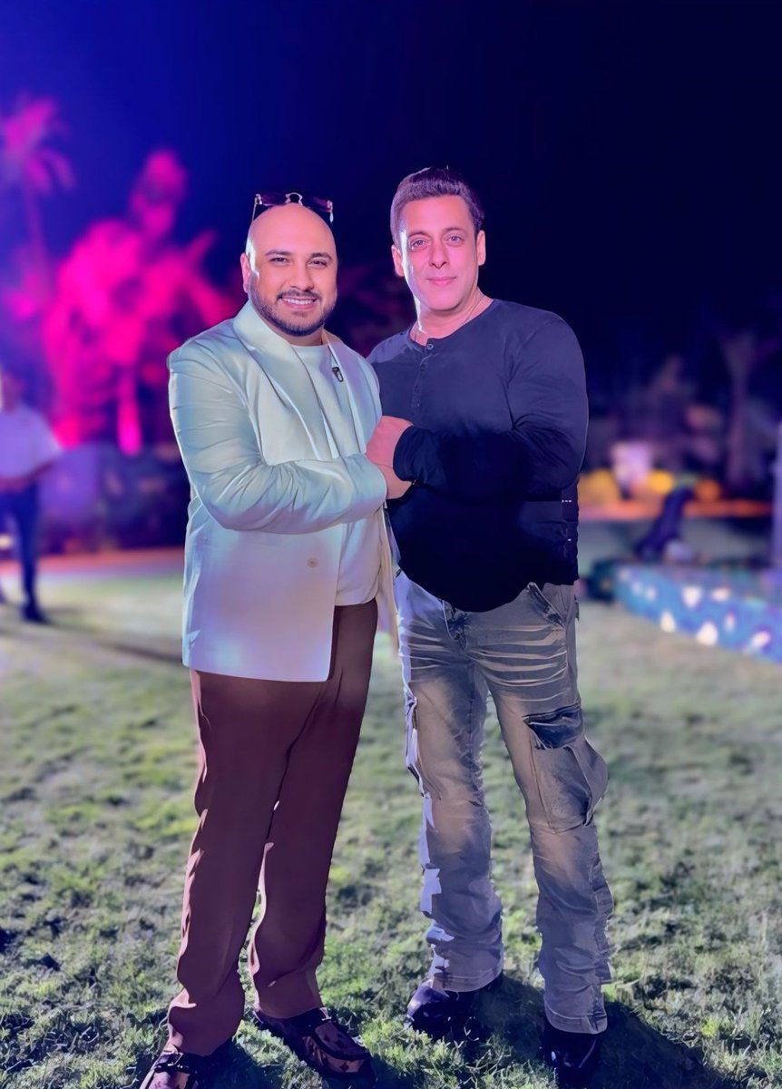 Last night MegaStar #Salmankhan at #Jamnagar . Bhai is looking very fit happy and fresh