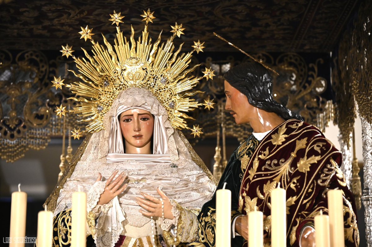 elllamadorcsr's tweet photo. Premio a una obra efimera: al exorno de la Virgen del Dulce Nombre, rememorando la estampa de cómo salió hace 100 años del taller de Castillo Lastrucci con la toca y diadema. La imagen elevó a la máxima belleza el discurrir del palio con el particular sonido del palio de Juan Manuel, exponente del regionalismo, y marchas como la centenaria también Pasan los Campanilleros que sonaron en determinados momentos de su recorrido como la subida de la Cuesta del Bacalao.