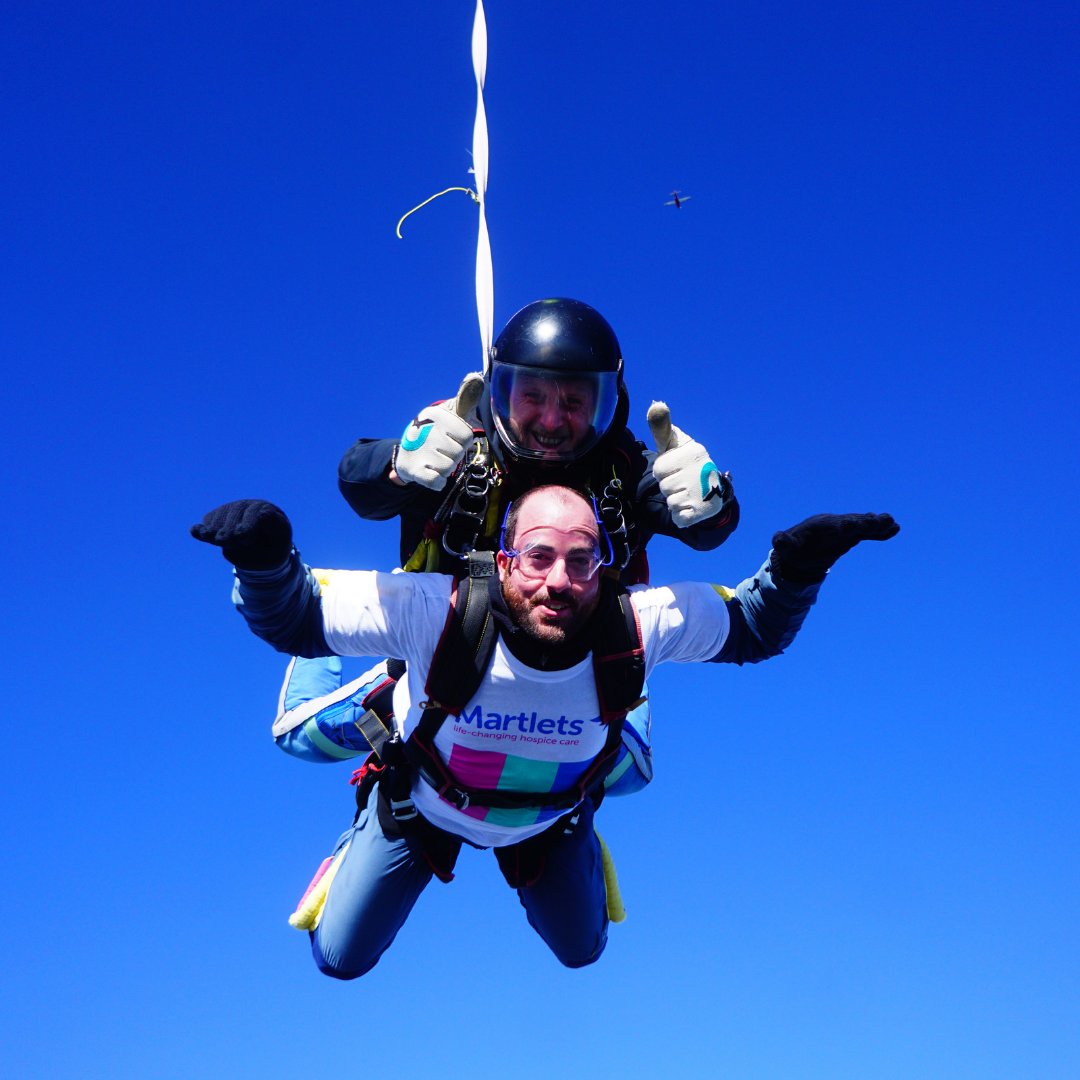 Feeling adventurous? Why not take to the skies and take on a charity tandem skydive for Martlets? 🪂 With Skyline you can choose from 17 different locations across the UK and a date that suits you. 📆 Book now ⬇️ booking.skylineevents.co.uk/?add=71&referr…