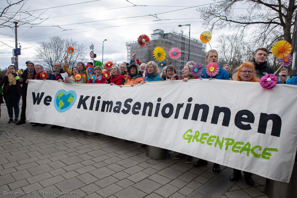 Heute ist ein historischer Tag für den Klimaschutz. Die @KlimaSeniorin haben vor dem europäischen Gerichtshof für Menschenrechte gewonnen. Der @ECHR_CEDH hat geurteilt, dass die Schweiz die Menschenrechte der Frauen verletzt, weil das Land nicht das Nötige gegen die