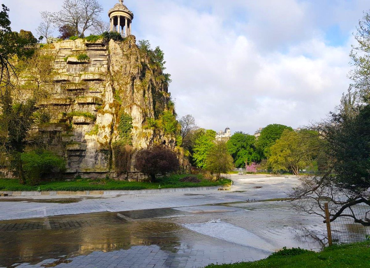 FrancoisDagnaud's tweet photo. Remise en eau du lac des Buttes-Chaumont ce matin ! Vidé cet automne pour entretenir le radié, le lac redeviendra vite l’habitat naturel d’une belle biodiversité. Réouverture des allées aux flâneurs la semaine prochaine. https://t.co/oQPR7QQxmQ
