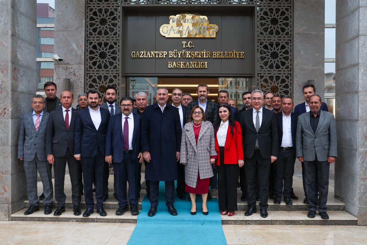 Gaziantep Büyükşehir Belediye Başkanlığına hemşehrilerimizin teveccühü ile yeniden seçilen Fatma Şahin Başkanımıza hayırlı olsun ziyaretinde bulunduk. Gaziantep’imize, değerli hemşehrilerimize hizmet yolunda başkanımıza başarılar dilerim.