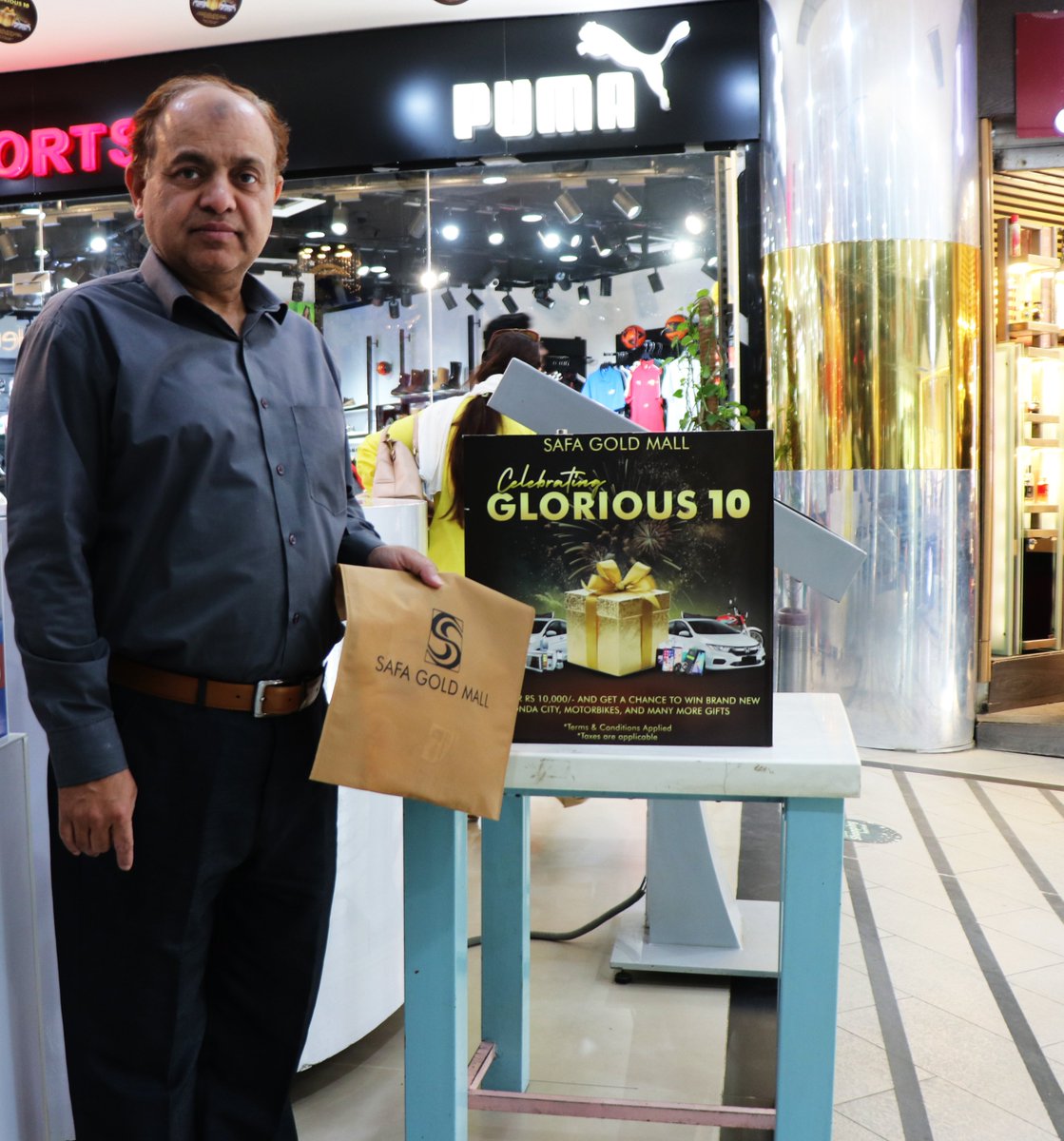 Meet Sohail Atif, our Day 2 lucky draw winner! Watch as she beams with joy while receiving her prize at Safa Gold Mall.

#safagoldmall #safagold #chandraat #mehndinight #celebration #10yearscelebration #luckydrawwinner