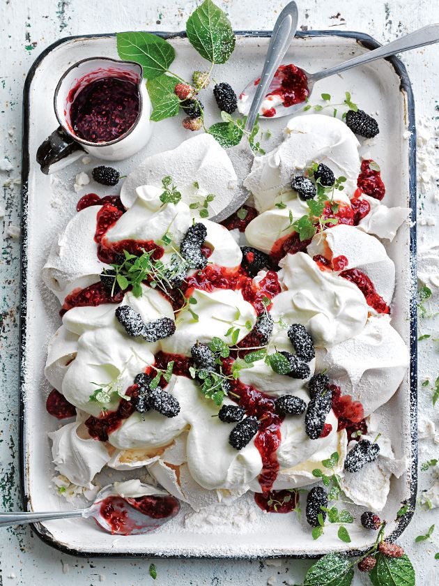 Pavlova 

che appena ti sfioro di baci, ti sbricioli
su i nostri volti silvani,
su le nostre mani ignude,
su i nostri vestimenti leggieri,
su i freschi pensieri che l’anima schiude novella,
su la favola bella
che ieri t’illuse, che oggi m’illude,

Pavlova