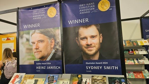 Children's Bookshelf (@pwkidsbookshelf) on Twitter photo Bologna 2024: Heinz Janisch and Sydney Smith (<a href="/Sydneydraws/">Sydney Smith</a>) Win 2024 Hans Christian Andersen Awards pwne.ws/3VTrf32 Bologna 2024: Heinz Janisch and Sydney Smith (<a href="/Sydneydraws/">Sydney Smith</a>) Win 2024 Hans Christian Andersen Awards pwne.ws/3VTrf32