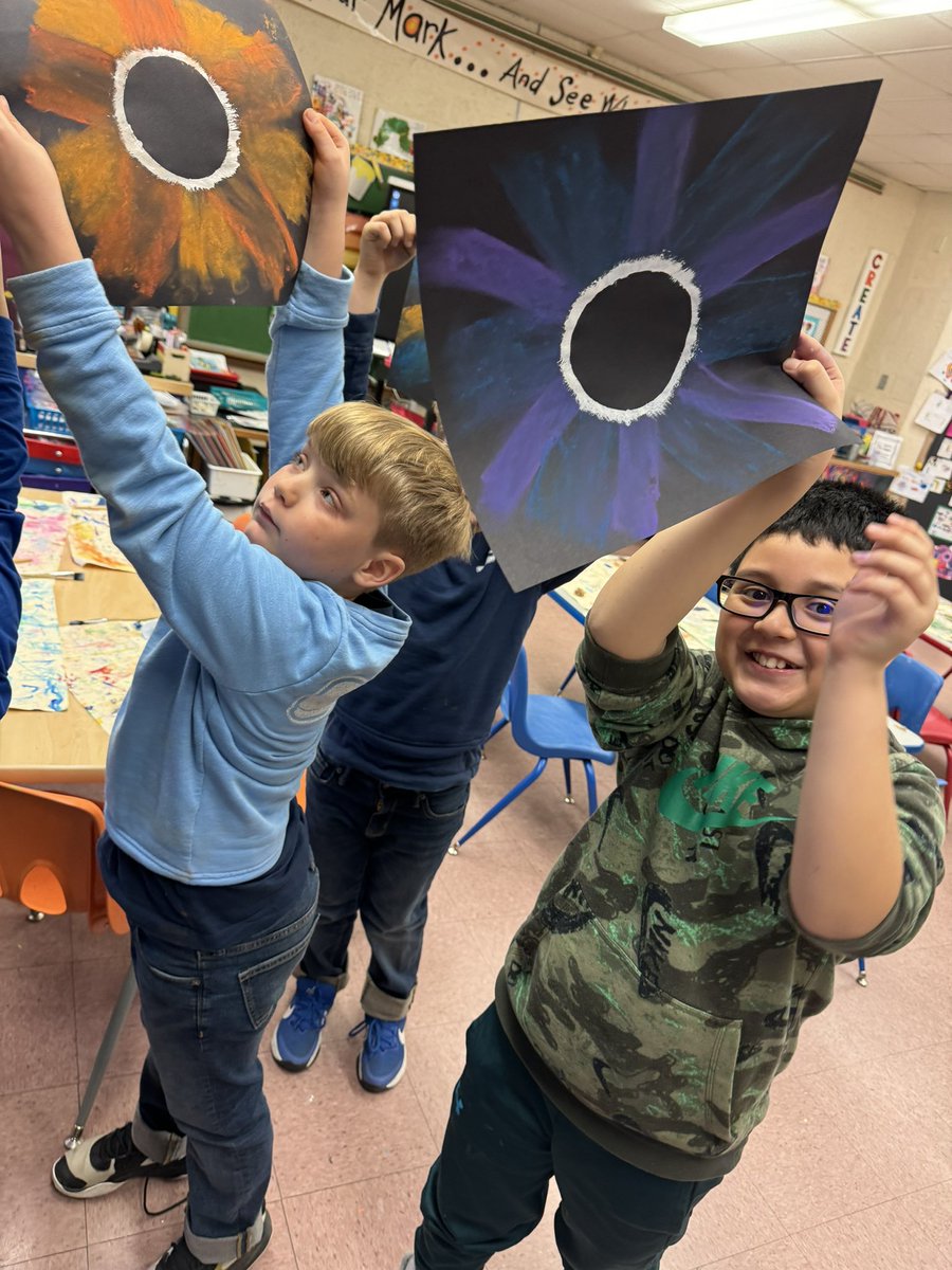 apig8e's tweet photo. @BrookAveSchool 2nd Graders in Mrs. Pigate's Art class were TOTALLY READY for the TOTAL SOLAR ECLIPSE!! https://t.co/A7X9ezp0Wl