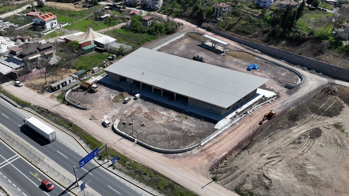 İlçenin trafik akışını rahatlatacak Yeni Karamürsel Terminali projemizde çalışmalar hızlı bir şekilde devam ediyor. Modern ve kullanışlı bir yapı olarak inşa ettiğimiz terminal, vatandaşlara konforlu bir yolculuk sunacak.🚧🚌 #ÇalışıncaOluyor