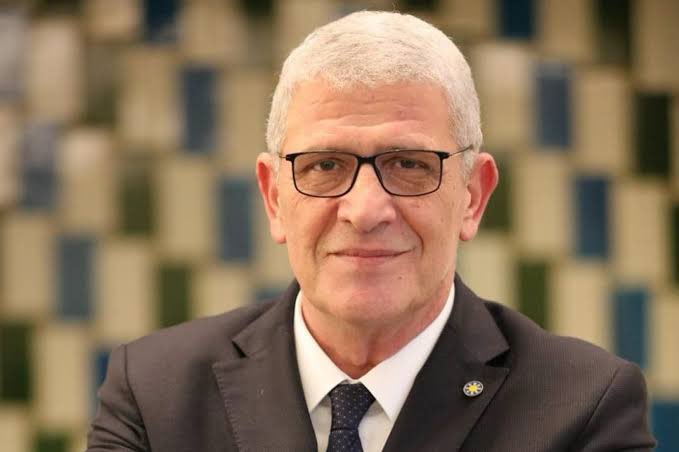 Siyasette her zaman dik duran bir adamdan bahsediyoruz. Koca yürekli adam, seninle beraber yürüyeceğim. Allah şimdiden yâr ve yardımcın olsun. 🇹🇷🔆

<a href="/iyiparti/">İYİ Parti</a> 
<a href="/meral_aksener/">Meral Akşener</a> 
<a href="/MDervisogluTR/">Müsavat Dervişoğlu</a>