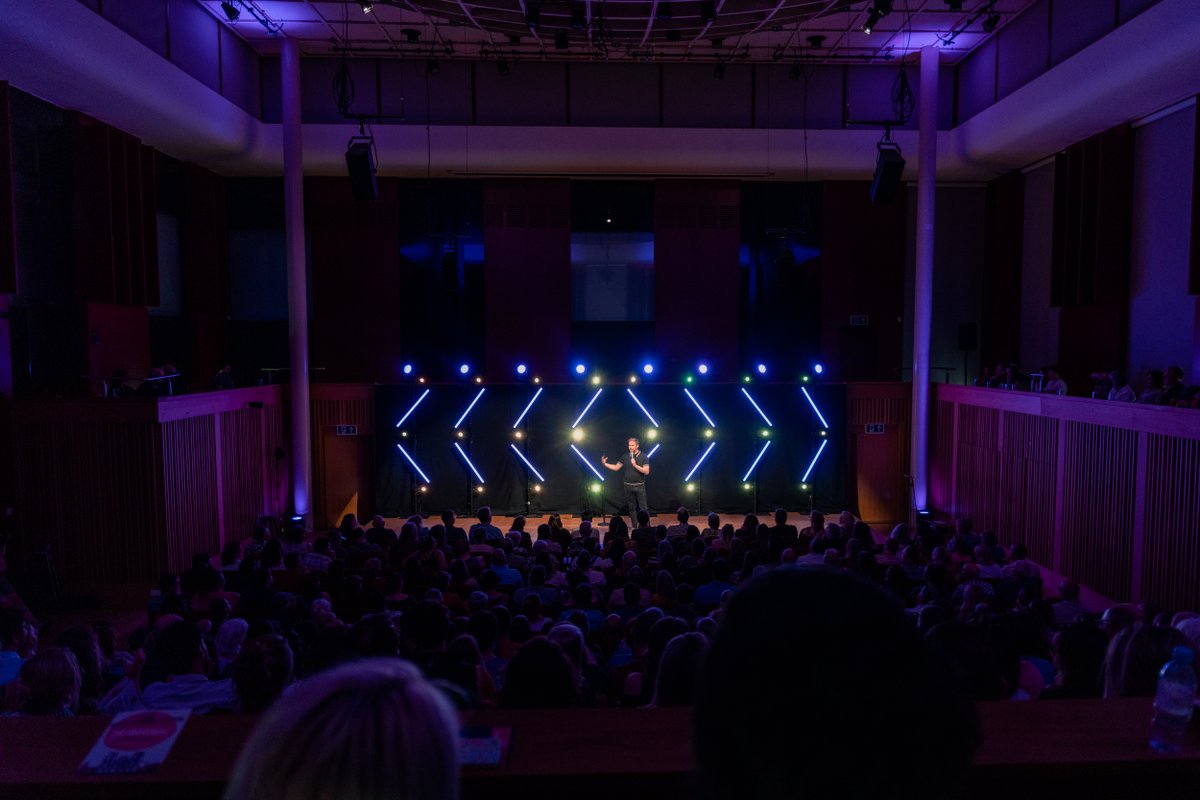 📢 Announcement! 📢 This year's Friday Night Gala: Cedars Hall will be BSL interpreted Seats located by the BSL interpreter are on sale now and marked on the seating plan 🎟 wellscomfest.com/whats-on/frida…