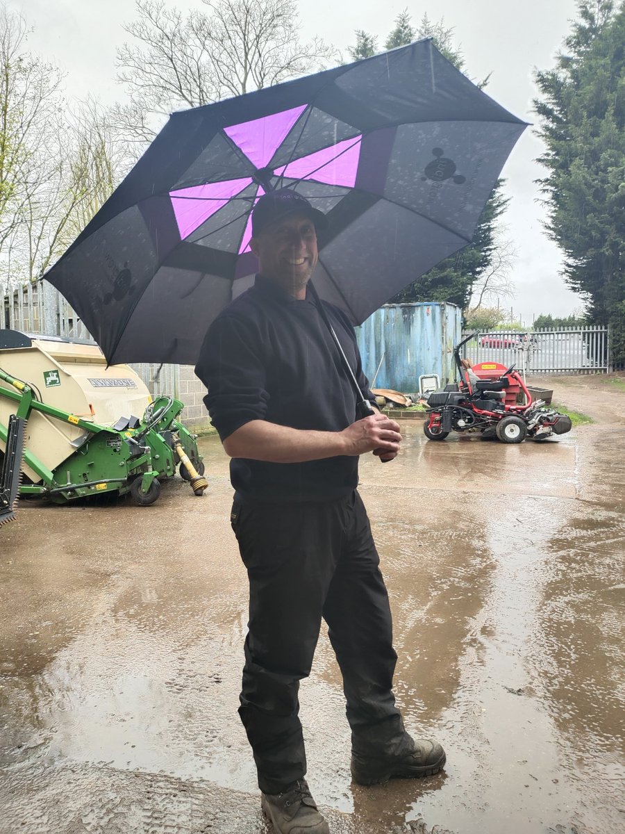 It was a pleasure catching up with Neil from Wheatley golf club still smiling through this dreadful weather least he has a cap and brolly to keep him dry keep up the good work pal👌