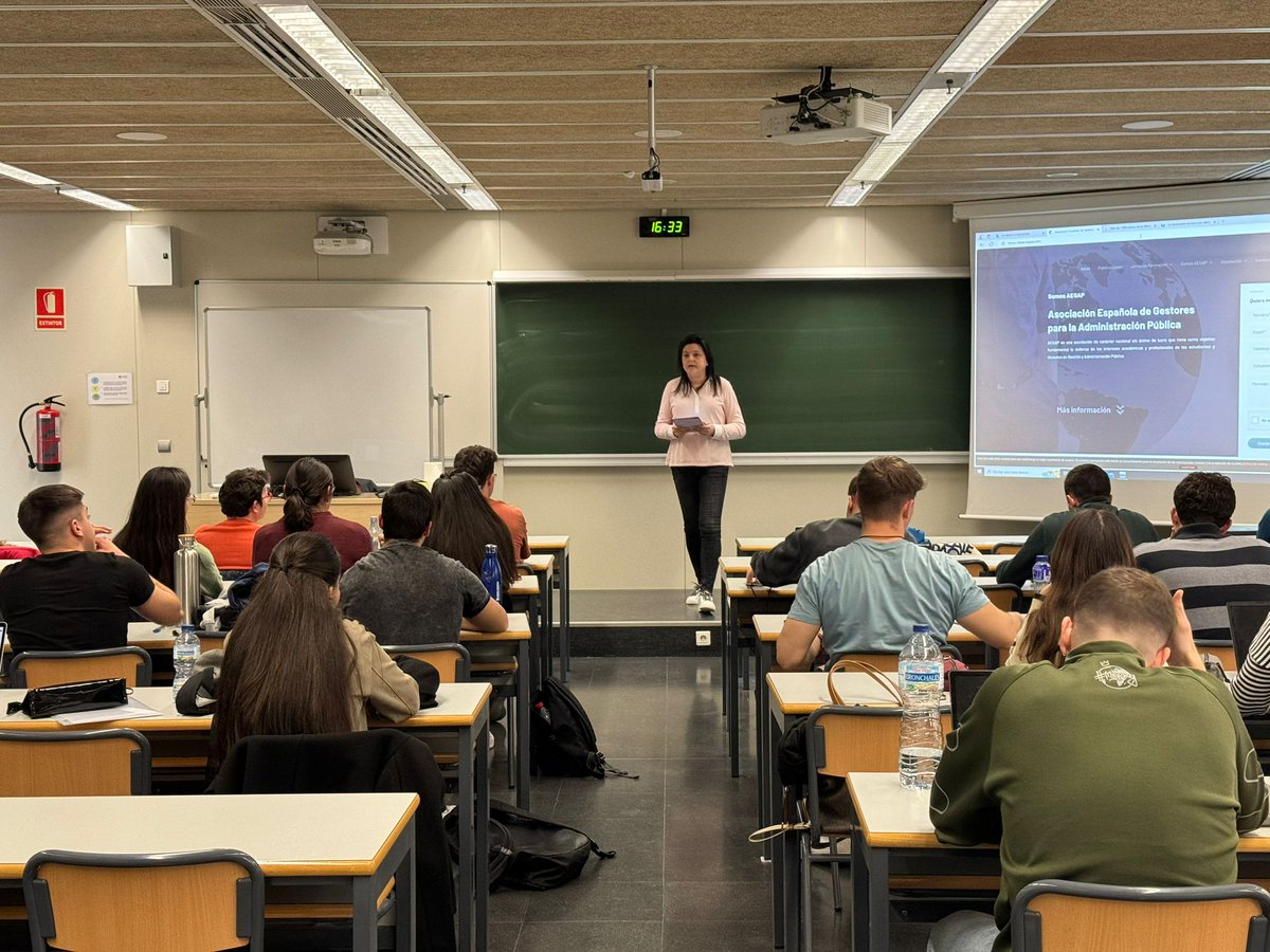 Además, resolvió las dudas que tuvieron los estudiantes sobre cómo enfocar su trayectoria profesional en el sector público.

El objetivo de estas sesiones es mejorar la #empleabilidad de los estudiantes y ayudarles en su #desarrolloprofesional.

#fadeupv #upv #excelenciaacadémica