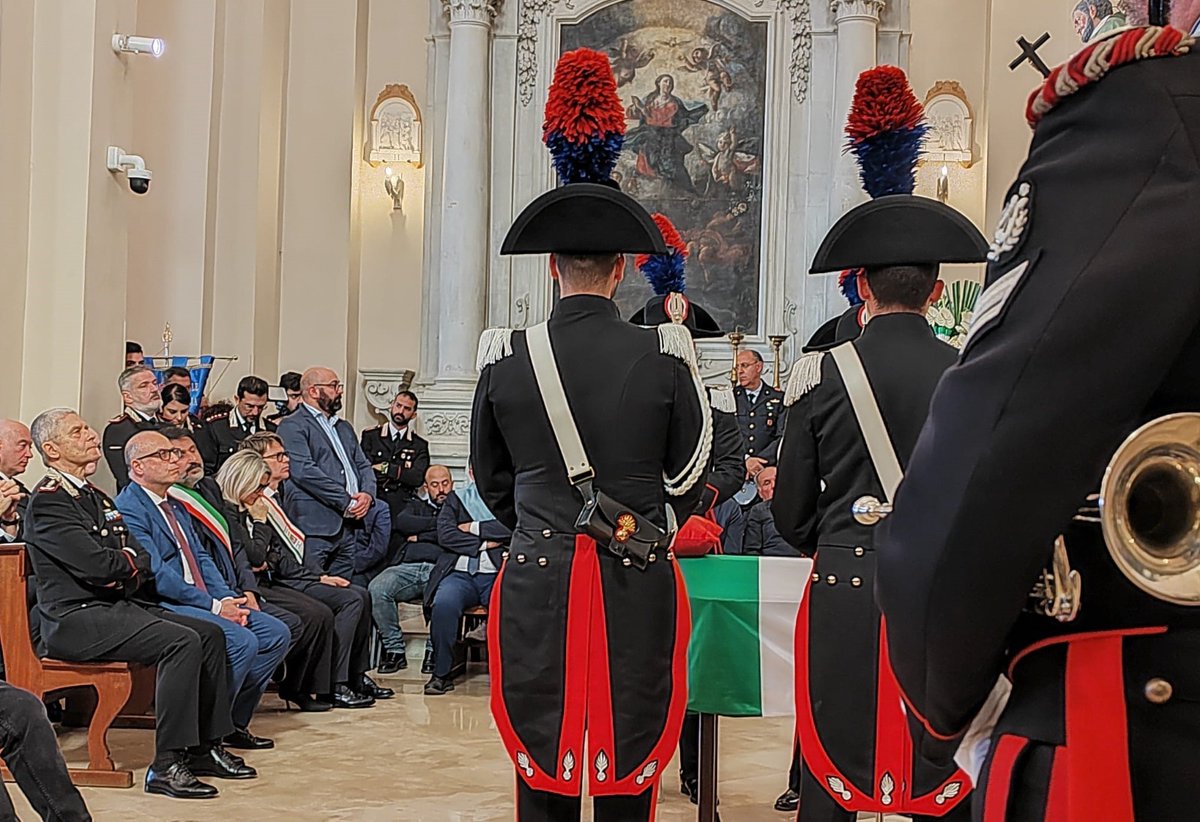 _Carabinieri_'s tweet photo. Onori al Maresciallo Francesco Pastore e al Carabiniere Francesco Ferraro, deceduti in un tragico incidente mentre impegnati in un servizio di controllo del territorio a tutela della collettività. Oggi, a Manfredonia e Montesano Salentino, l’ultimo commovente saluto
#Carabinieri https://t.co/BjHms7XKUI