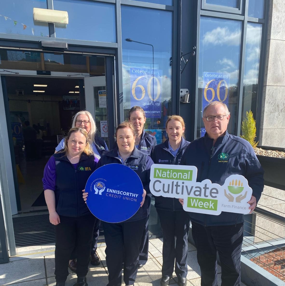 Delighted to help launch the National @CultivateCU week at Enniscorthy Credit Union with their management team. A fantastic option for farm families. The sun even appeared! 🌞 @JerOMahony2021 @joehealyfarmer @AliceDoyleIFA @PaulOBrien2020 @gormanifa