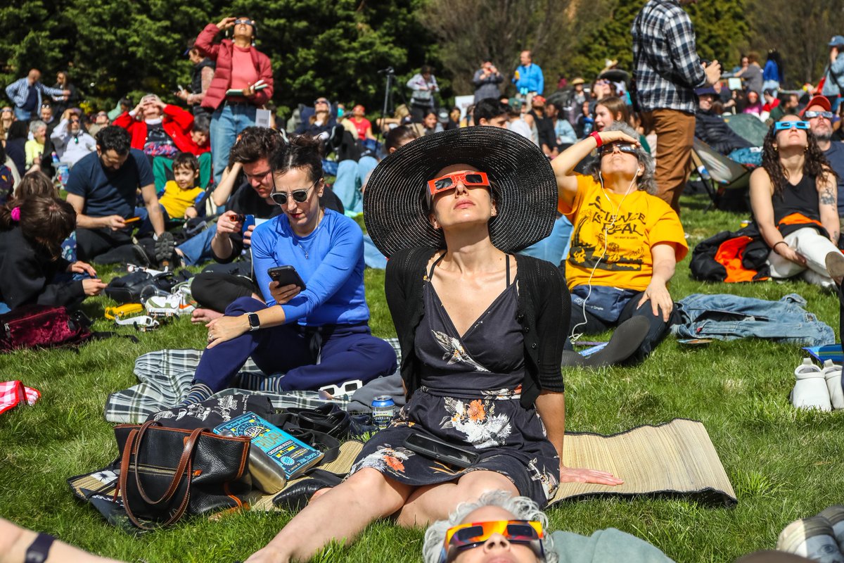 Brooklyn was a borough-wide eclipse party yesterday. Not ready to let go of the celestial vibes just yet? Here are a few scenes from Green-Wood Cemetery, which reported 7,000 visitors over the course of the day. bkmag.com/2024/04/08/tho…