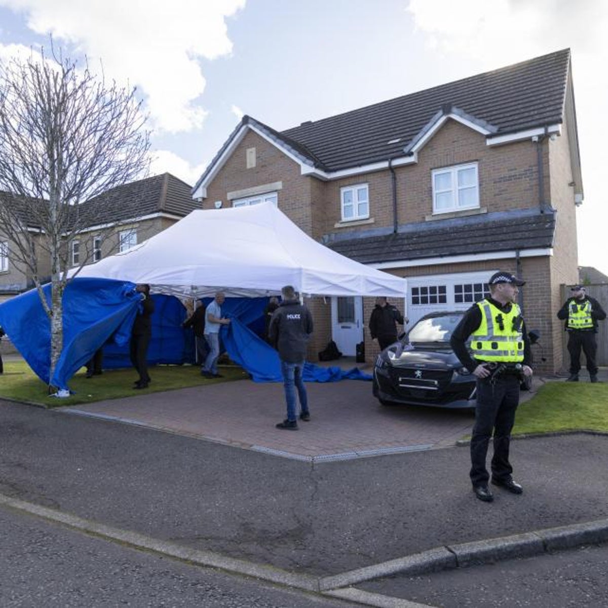 Huge police presence at William Wragg's home investigating possible serious national security breach & honey tr.......oh no, wait......that's Nicola Sturgeon's house. Sorry.

#WilliamWragg #ToryChaos #TorySleaze  #ToryBrokenBritain