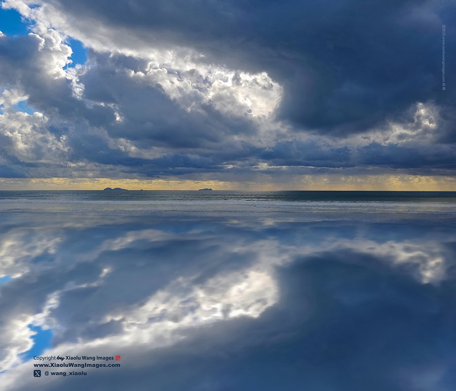 The cloud said to the sea: 'You are so beautiful!'The sea replied to the cloud:”Because I have you!'/La nube le dijo al mar: '¡Eres tan hermosa!'El mar respondió a la nube: '¡Porque te tengo!'/Le nuage dit à la mer:”Tu es si belle!'La mer répondit au nuage:'Parce que je vous