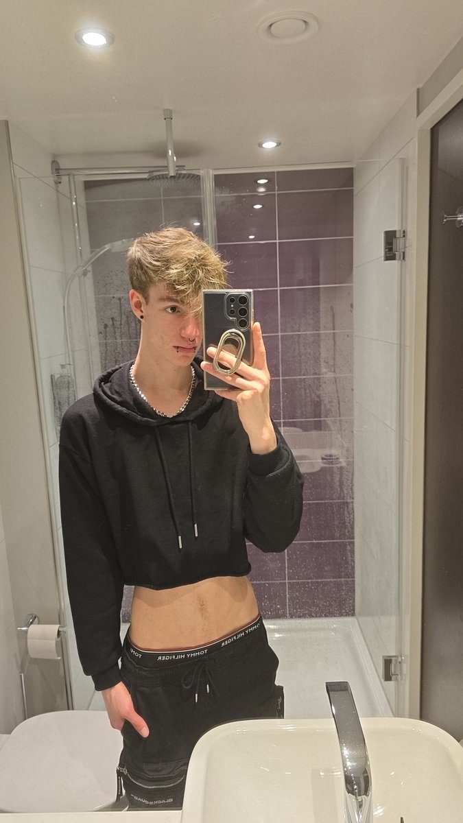 RT if you like twinks 🖤