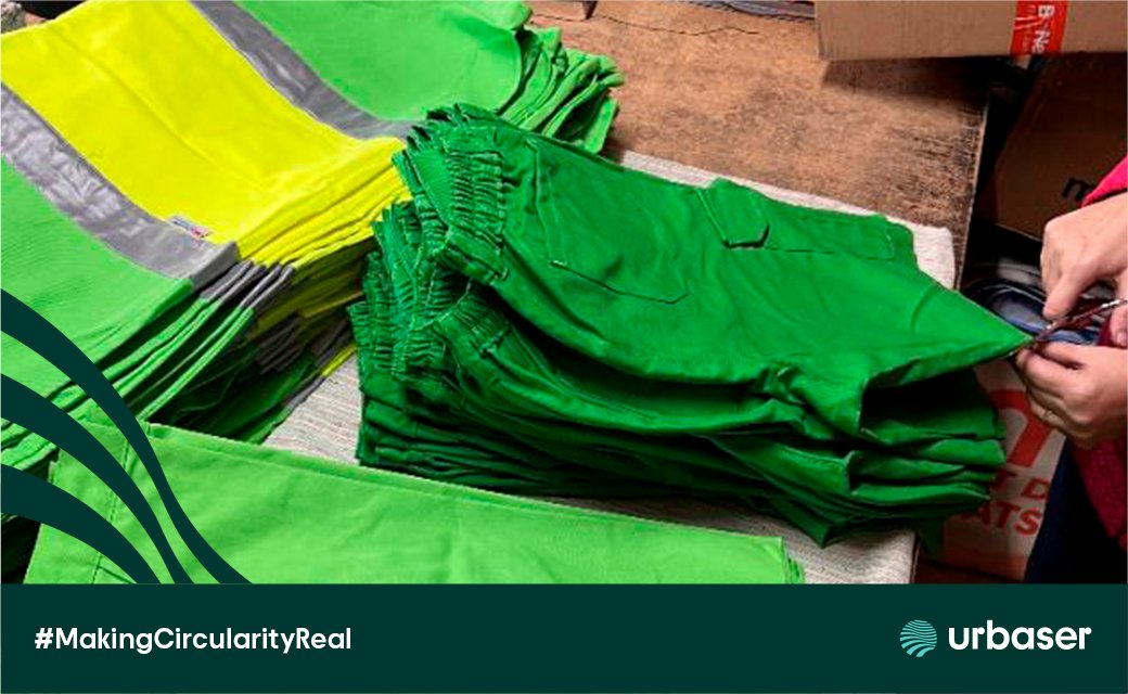 En Urbaser, junto a la empresa Demano, hemos trabajado en la reutilización de telas, convirtiendo los pantalones de trabajo de nuestros operarios del servicio de limpieza viaria del @bcn_ajuntament en nuevos productos con valor añadido. 🔗Más info: bit.ly/3xuABbg