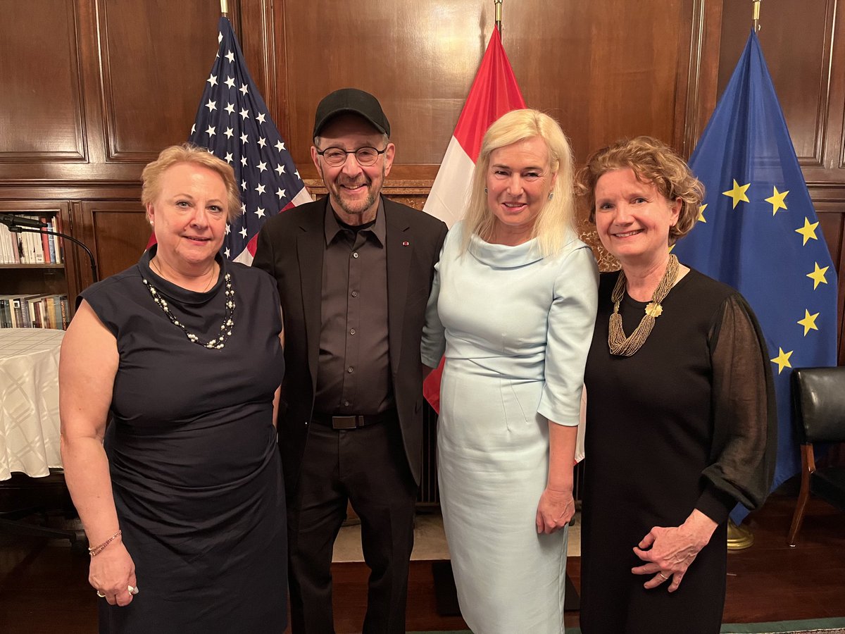 It was a unique moment to present Steve Reich, who often is referred to as America’s greatest living composer, with the Austrian Decoration of Honor for Science and Art at the 🇦🇹 Consulate General in NY. The performance of his 3 movement piece “Different Trains” was overwhelming!