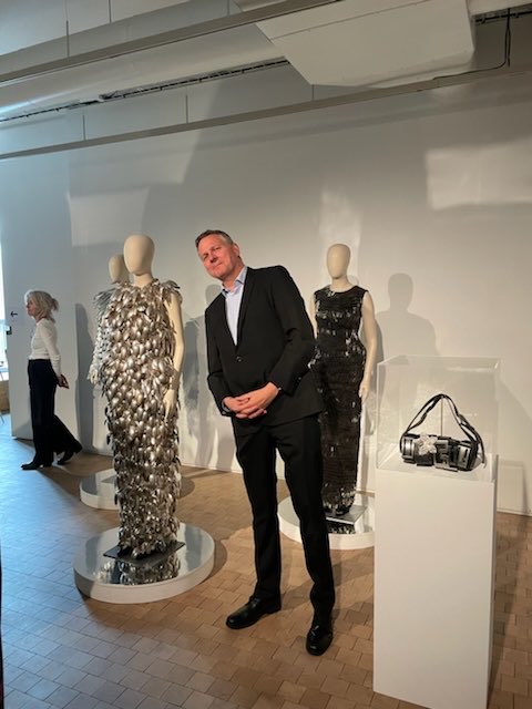 Fashion à Paris. Visitez La Maison du Danemark aux Champs Elysées. ⁦<a href="/lebicoloredk/">Le Bicolore</a>⁩ @maisondudanemark