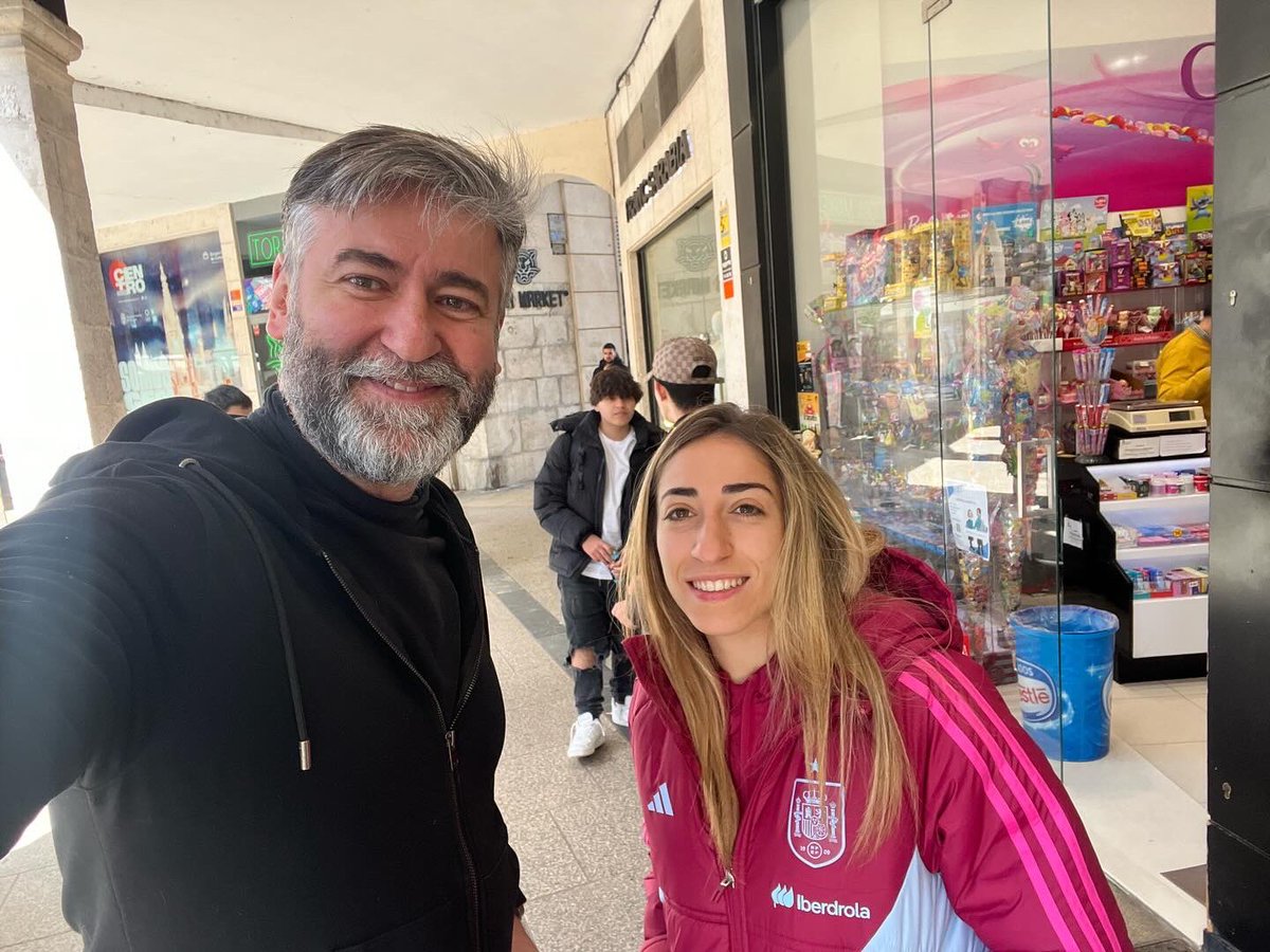 🎉⚽️ ¡Momentazo en Burgos con Olga Carmona la autora del gol que nos dio el Mundial Femenino! 🏆🇪🇸 Olga nos inspira a seguir apoyando el deporte femenino en nuestra ciudad. ¡Gracias, por ser inspiración y orgullo! 💜✨ #OrgulloBurgalés #CampeonasDelMundo #FútbolFemenino
