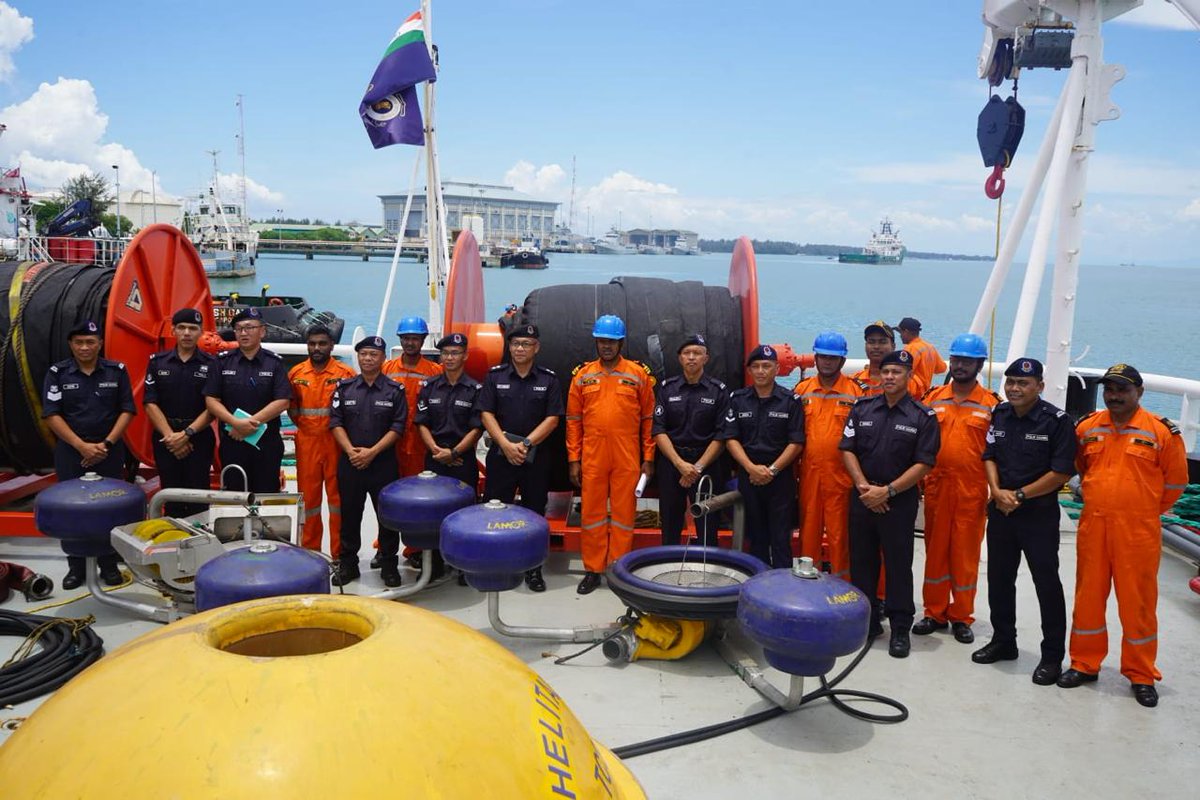 @IndiaCoastGuard Ship Samudra Paheredar joins forces with Brunei's #POLMAR team for vital Pollution Response training. Demonstrating shared commitment to #CleanSeas in the #ASEAN region. Together, we are safeguarding precious marine environment. #ICG @giridhararamane