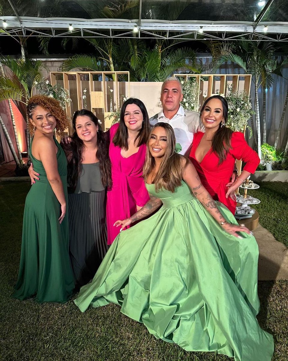 rafaellacentral's tweet photo. Rafaella, Marielle Menezes, Diego Magio, Nathália Nogueira, Mônica e Jennifer Santos no último sábado (06) no casamento da Laila Santos e Renan Manga 💍 https://t.co/RFQKTPcNMp